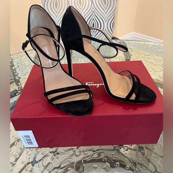 Salvatore Ferragamo black suede ankle strap heels, Sz 9 Full Inclusion! - Picture 2 of 8